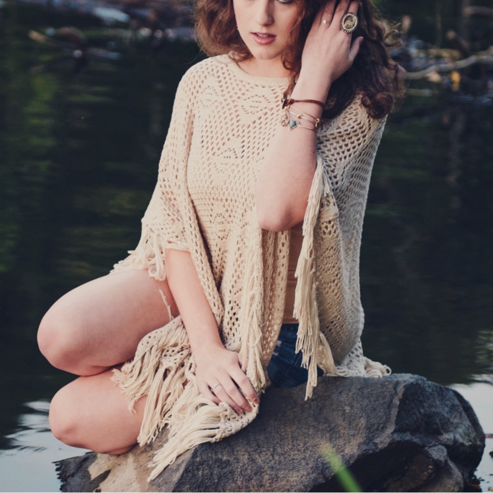 Forever 21 Y2K tan crochet knit fringe bohemian poncho Lagenlook southwestern
